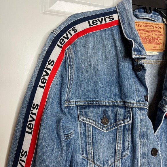 Levis Premium Trucker Jacket Mens Large Blue Denim Logo Tape Sleeve Stripe L - Picture 4 of 11